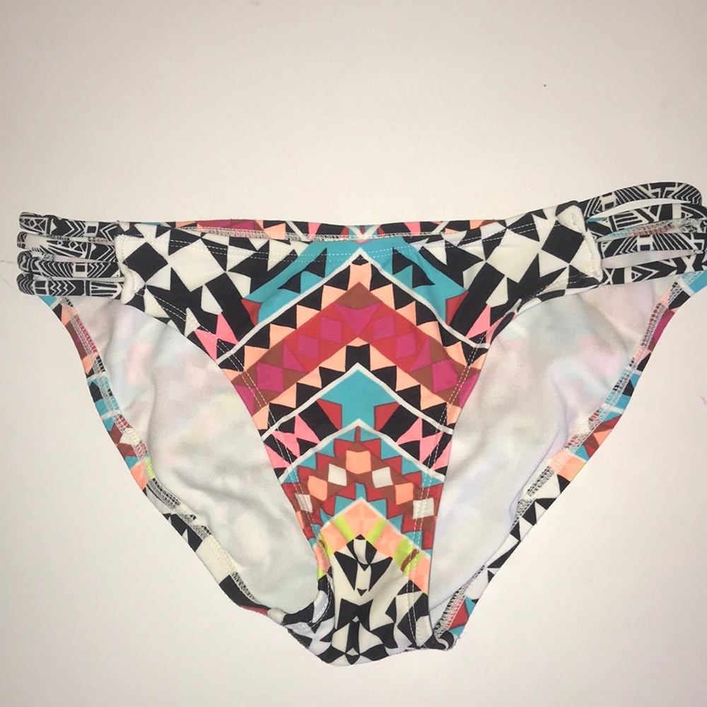 Patterned cut out bikini bottoms